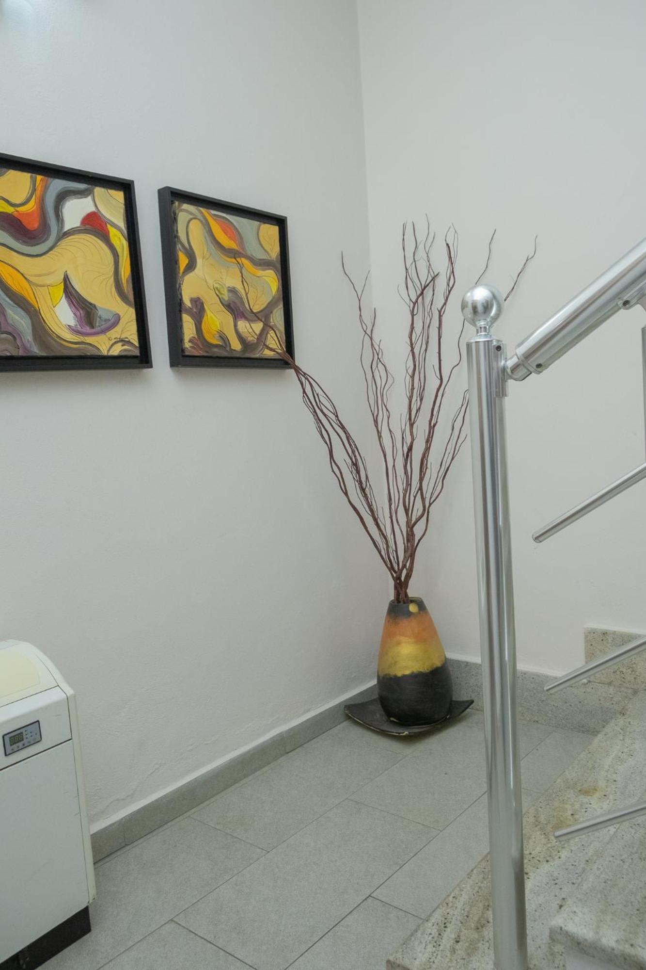 Albjona Guesthouse Tirana Buitenkant foto