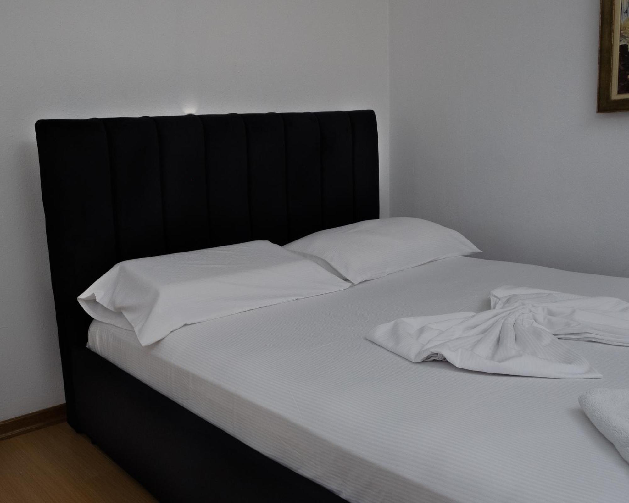 Albjona Guesthouse Tirana Buitenkant foto